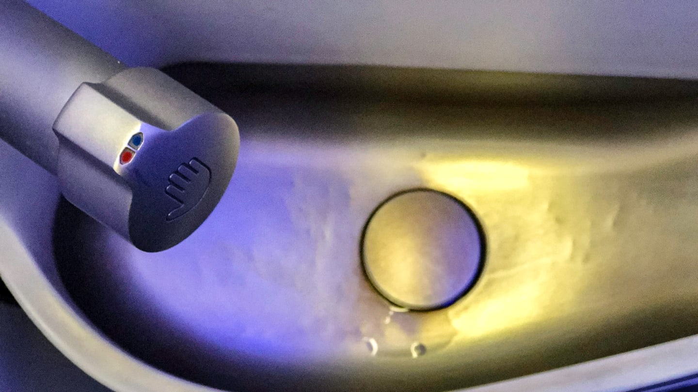 The Reason Some Experts Recommend Against Washing Your Hands in Airplane Bathrooms