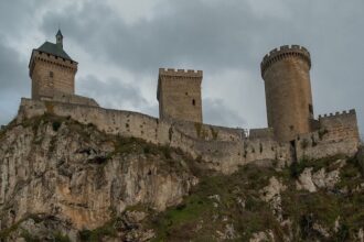 10 Incredible Defenses of Ancient Castles