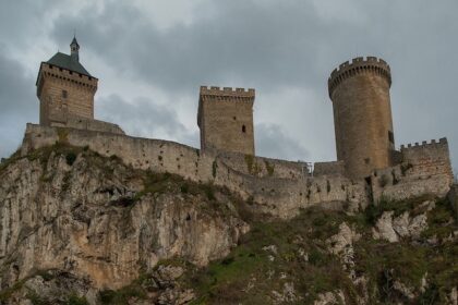 10 Incredible Defenses of Ancient Castles