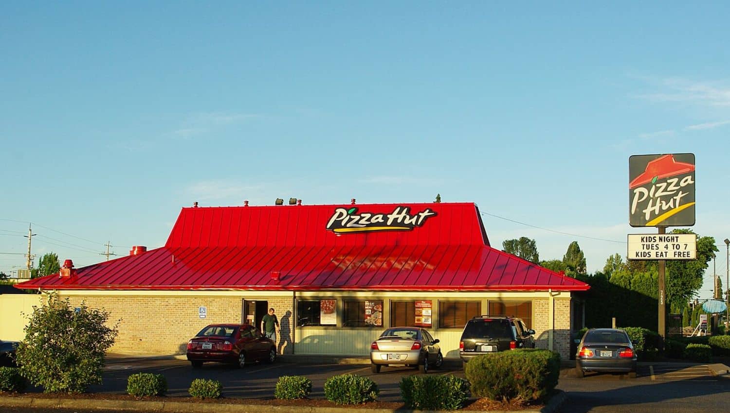 25 Cheesy Facts About Pizza Hut to Feed Your Curiosity
