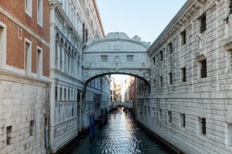 7 Most Amazing Floating Cities/Towns