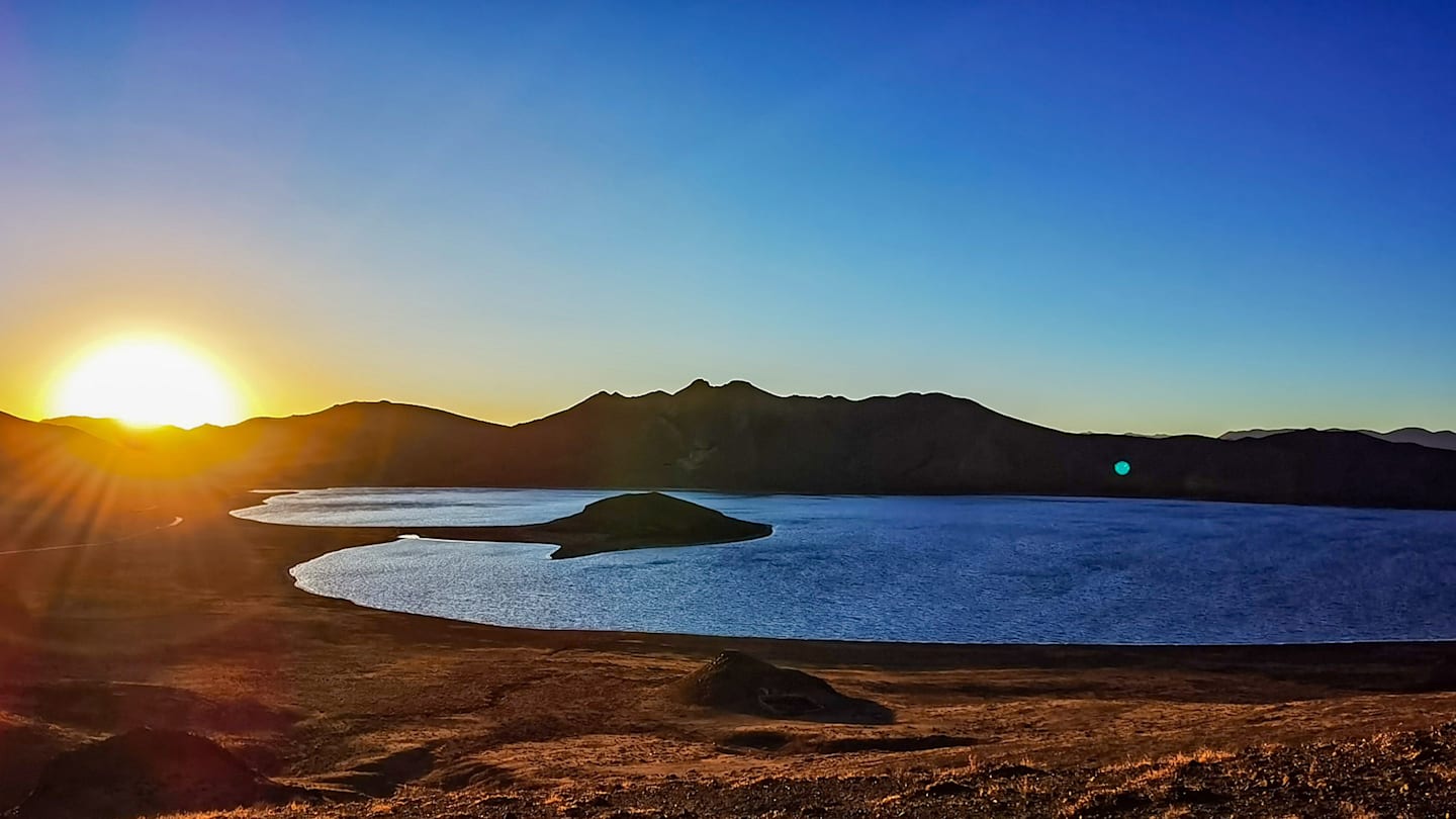 13 Dreamlike Lakes Around the World That Will Transport You to Another Realm