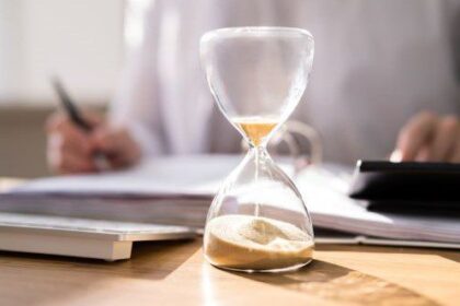 10 Weird Things That Warp Your Sense of Time