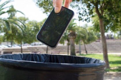 10 Hollywood Stars Who Have Ditched Their Cell Phones