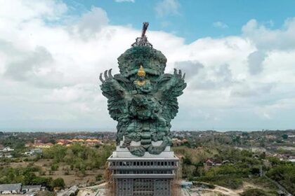 10 Intriguing Stories Surrounding The World’s Tallest Statues