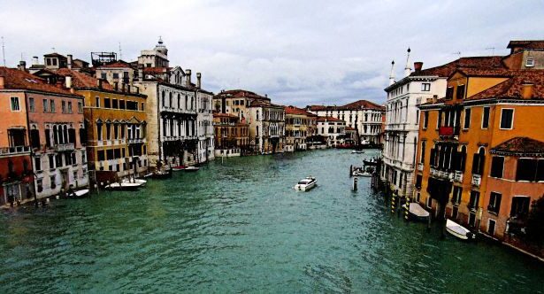 10 Major Cities Being Swallowed by the Earth